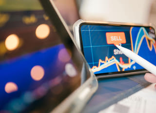 Opérateur sur plusieurs marchés examinant les options Bitcoin, Ethereum et forex